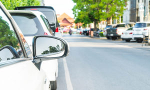 carro branco estacionado em avenida