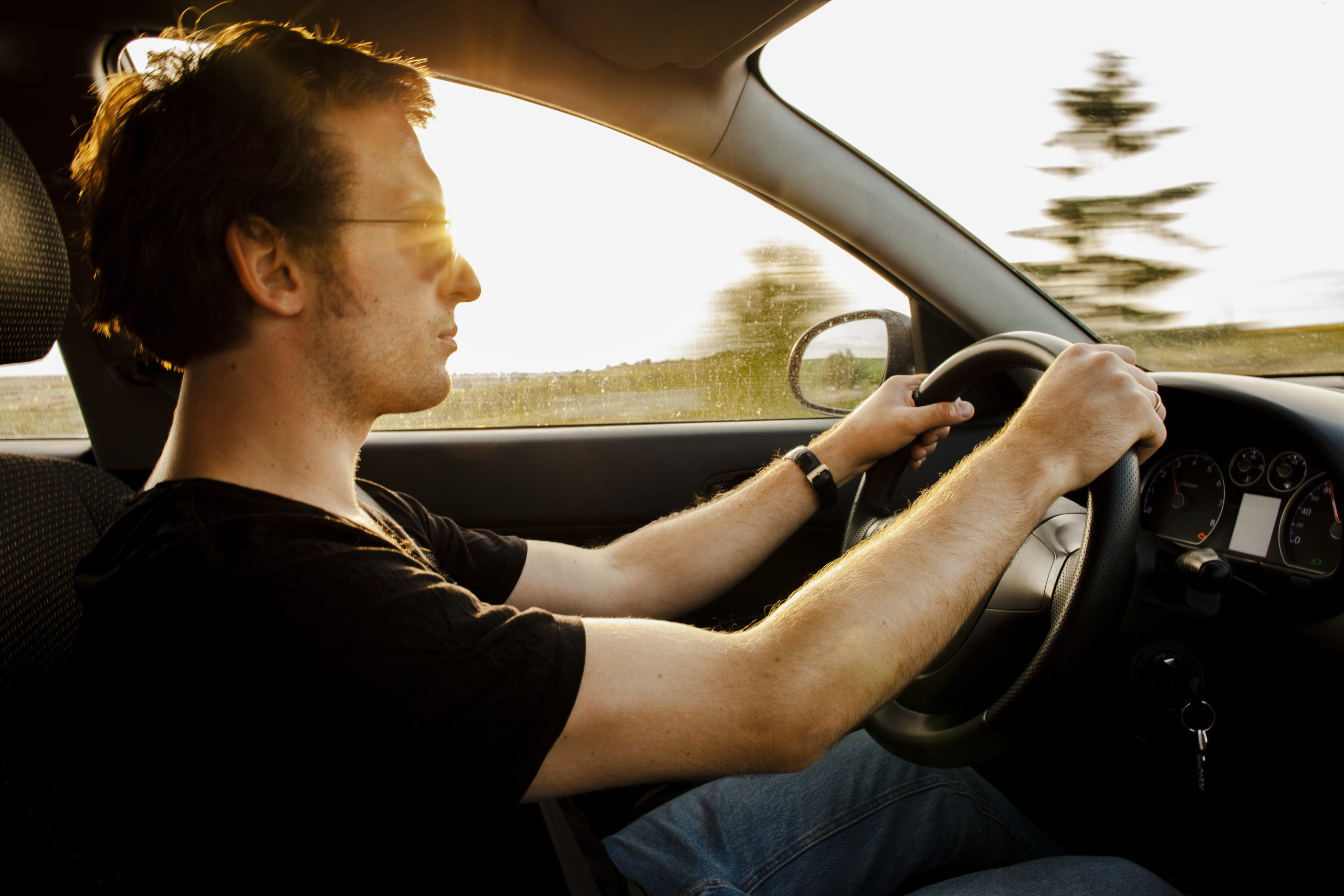 Homem dirigindo carro durante o dia 