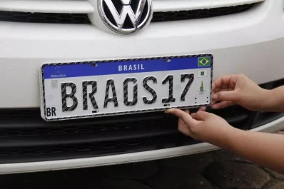 Placa Mercosul sendo instalada em um carro