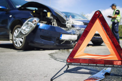 Triângulo de sinalização de acidente na estrada