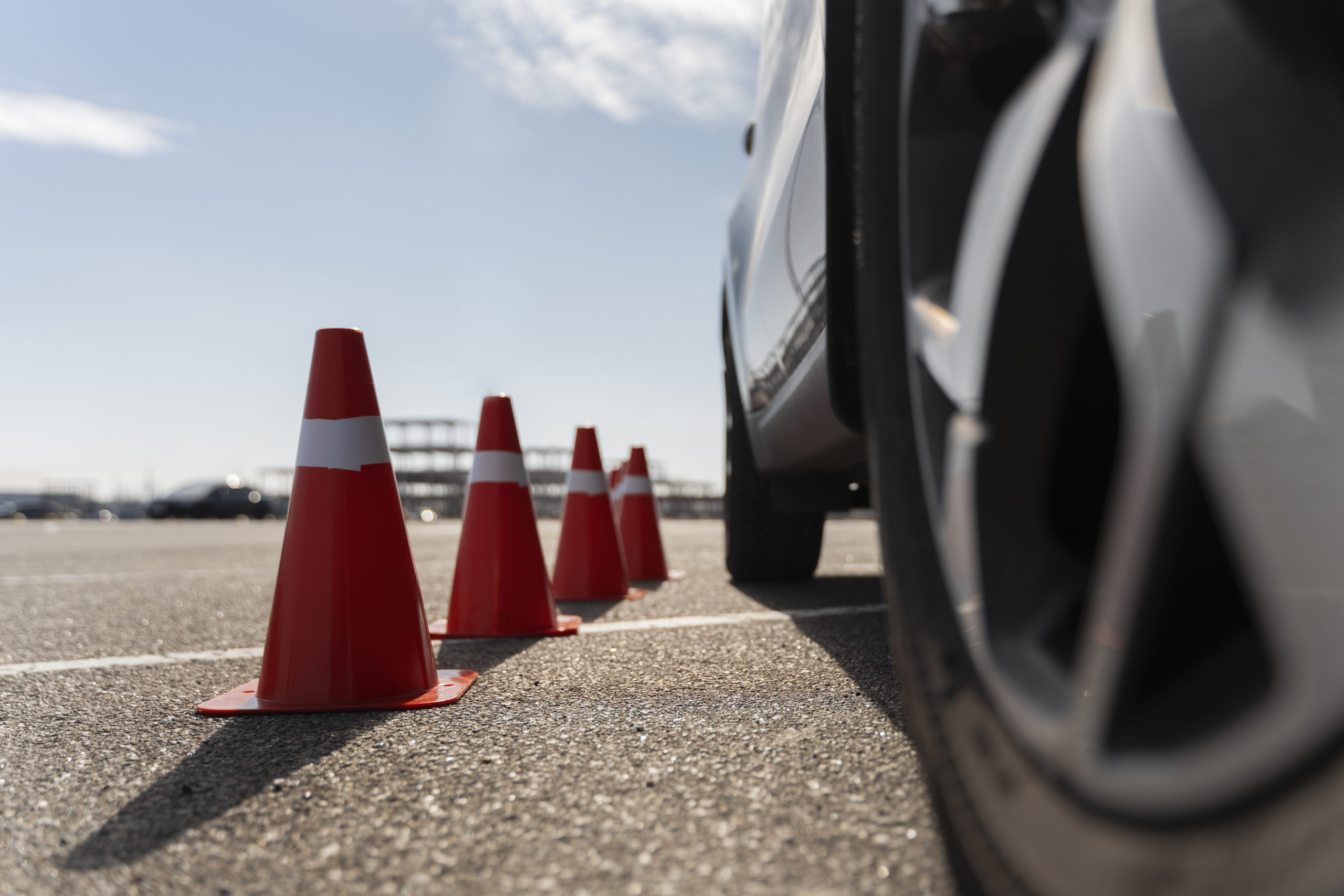 Cones de trânsito em teste de direção para obter a CNH