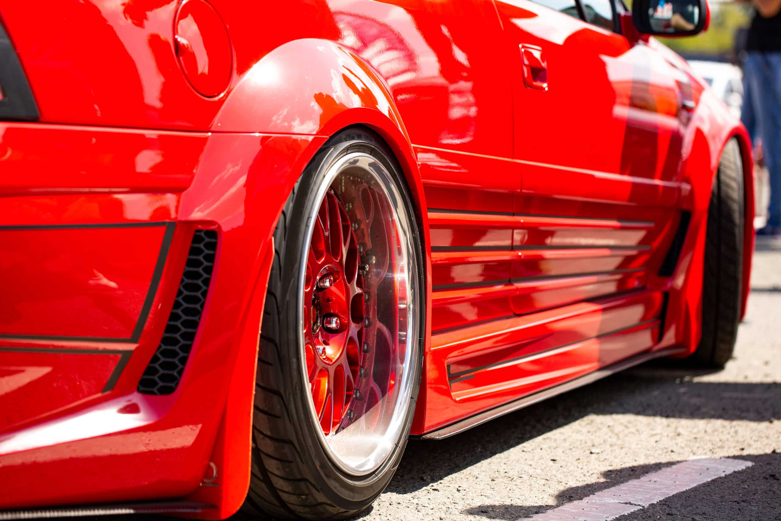 Close de um carro vermelho rebaixado