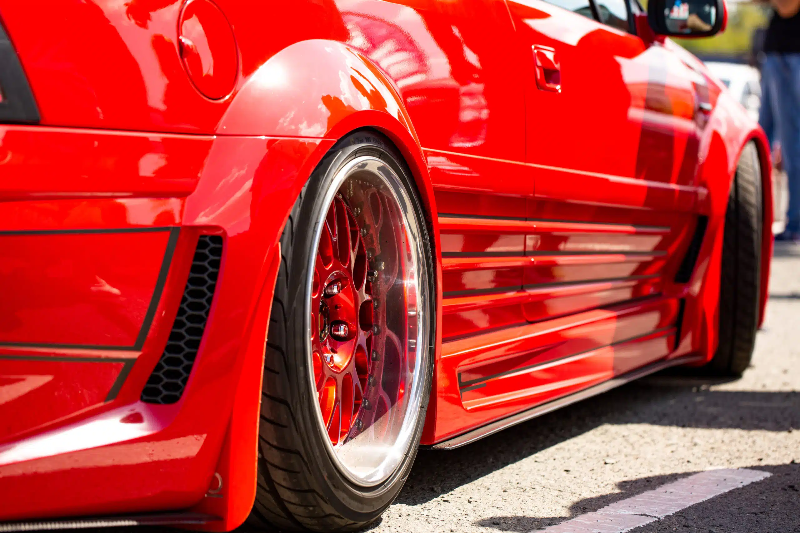 Close de um carro vermelho rebaixado
