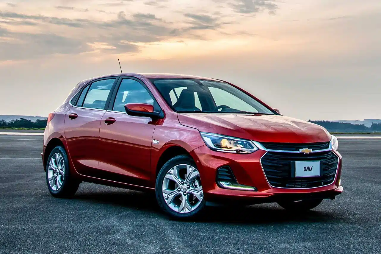 Carro Chevrolet Onix vermelho